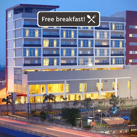 Hotel Santika Cikarang Exterior foto