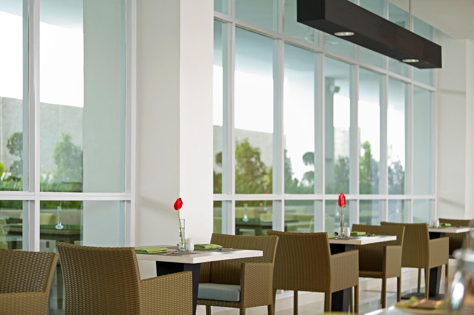 Hotel Santika Cikarang Exterior foto