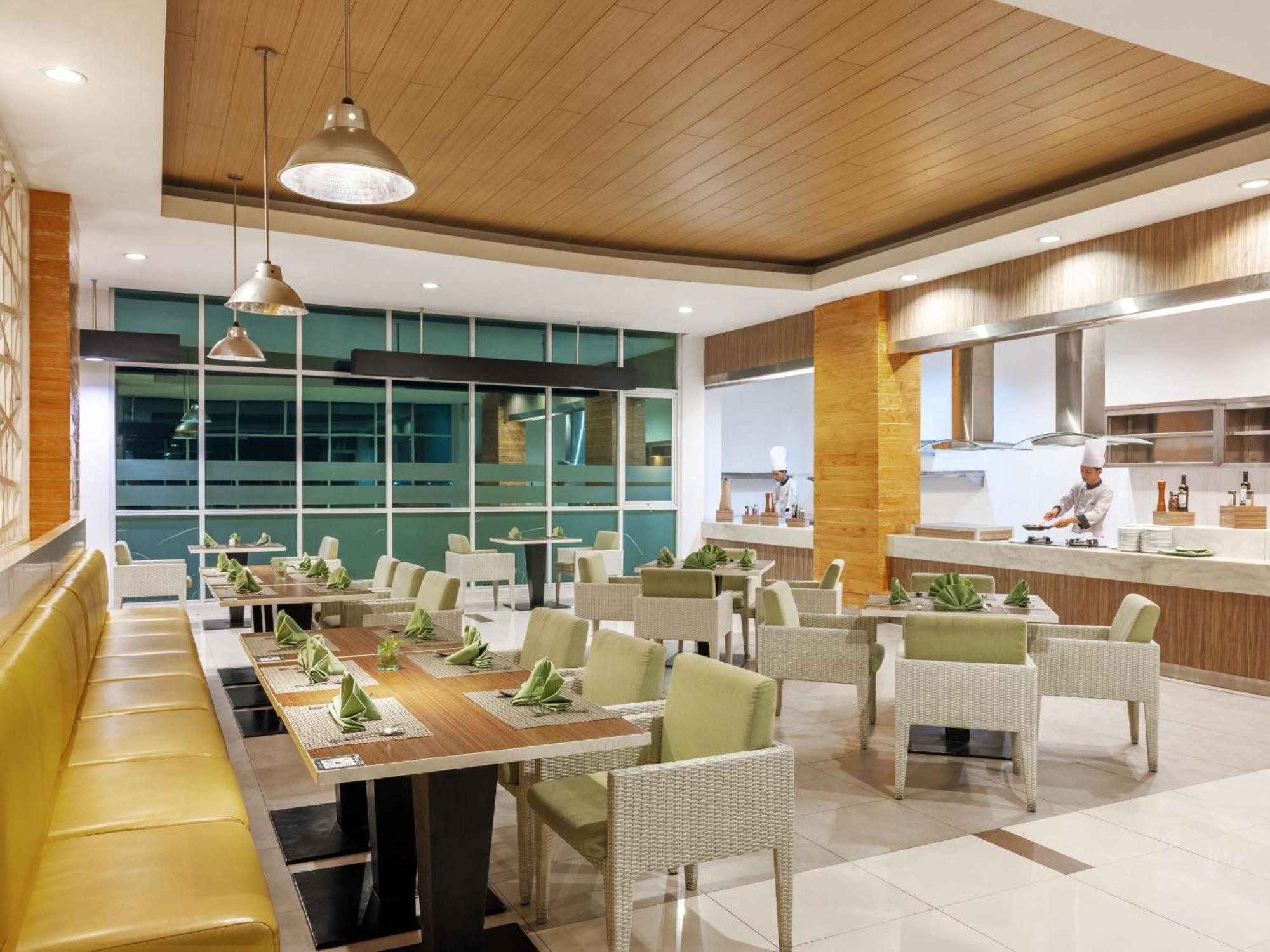 Hotel Santika Cikarang Exterior foto