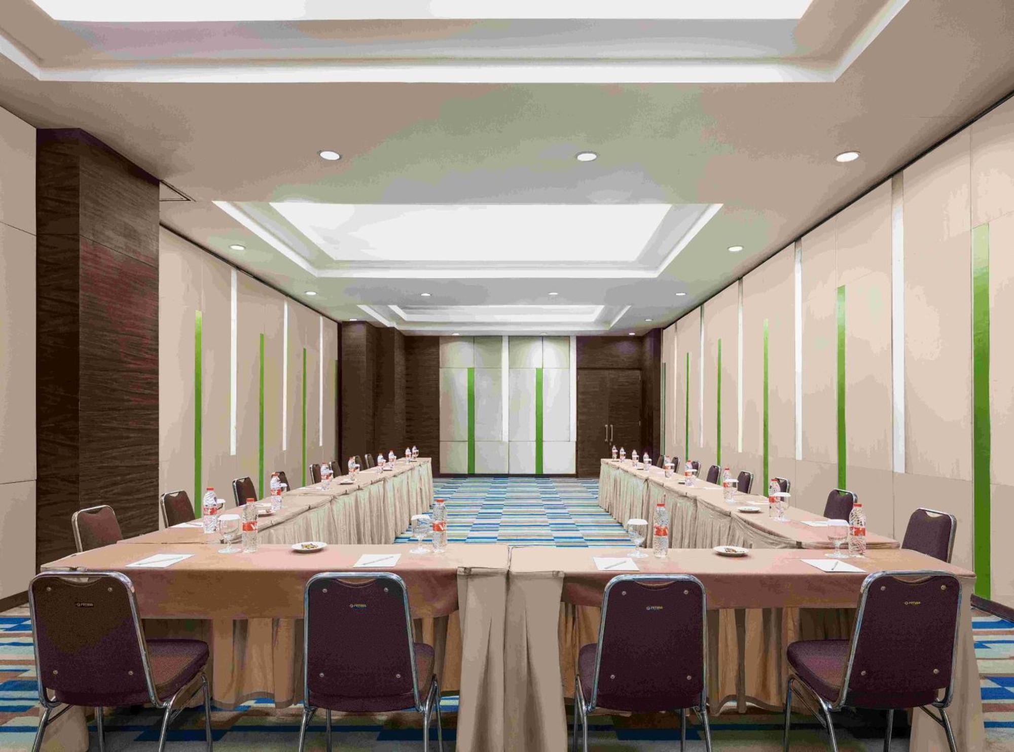 Hotel Santika Cikarang Exterior foto