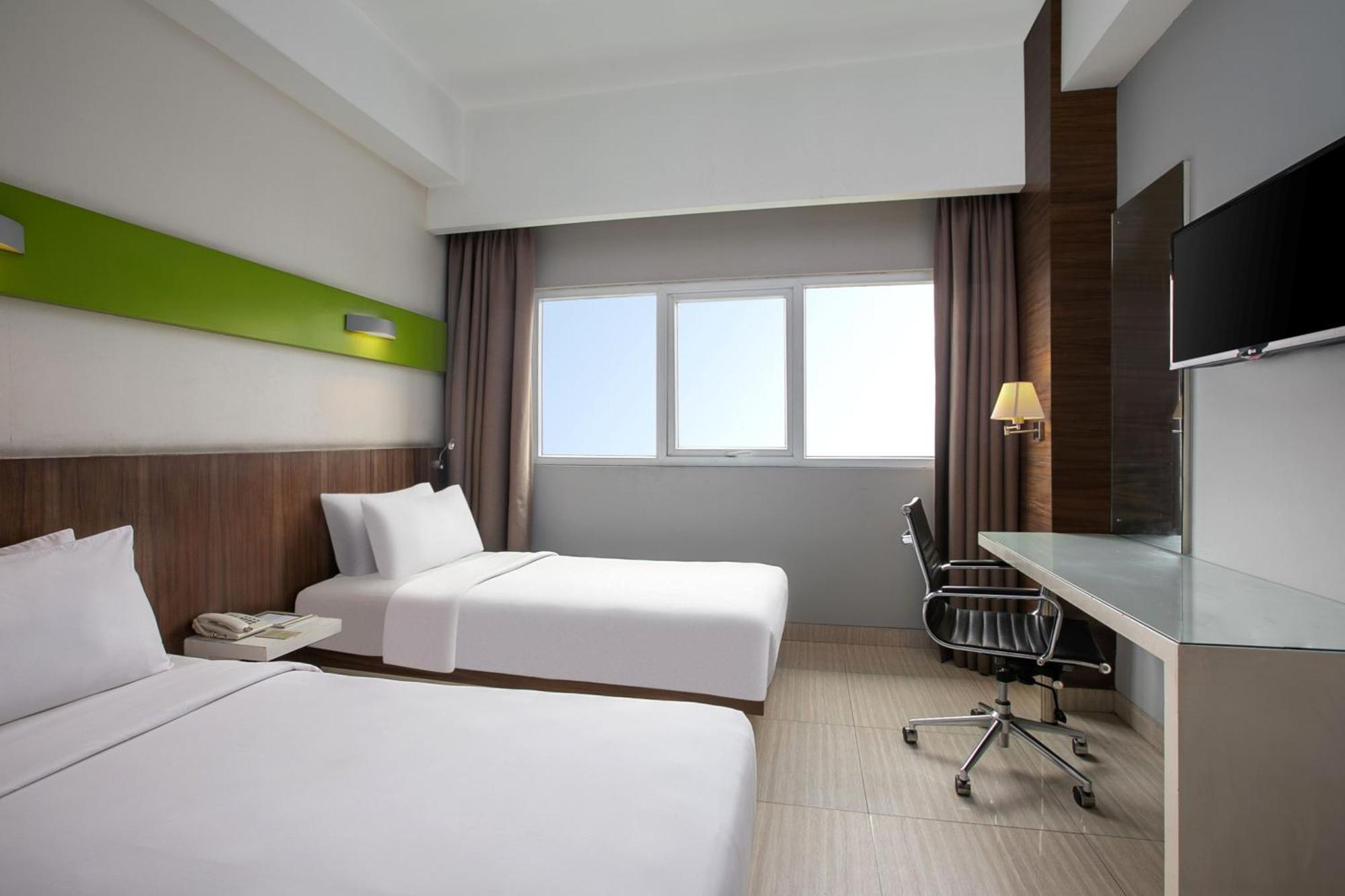 Hotel Santika Cikarang Exterior foto