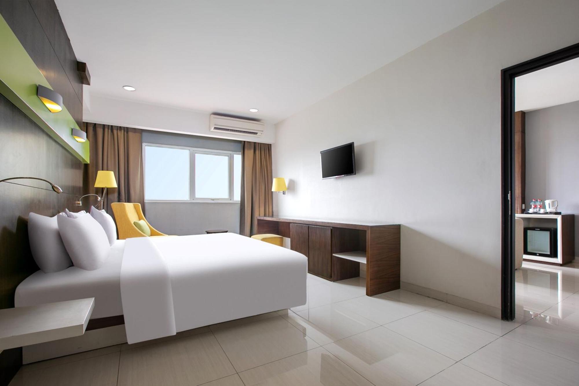 Hotel Santika Cikarang Exterior foto