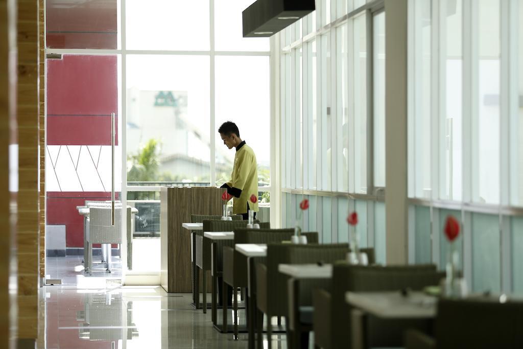 Hotel Santika Cikarang Exterior foto