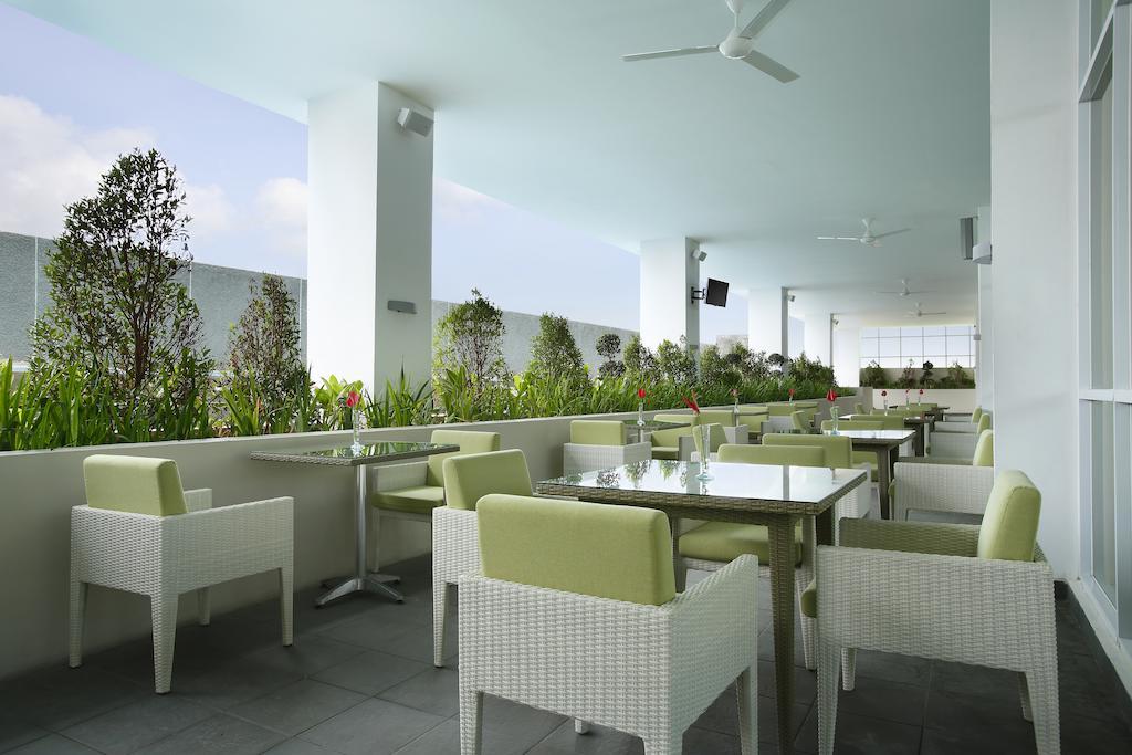 Hotel Santika Cikarang Exterior foto