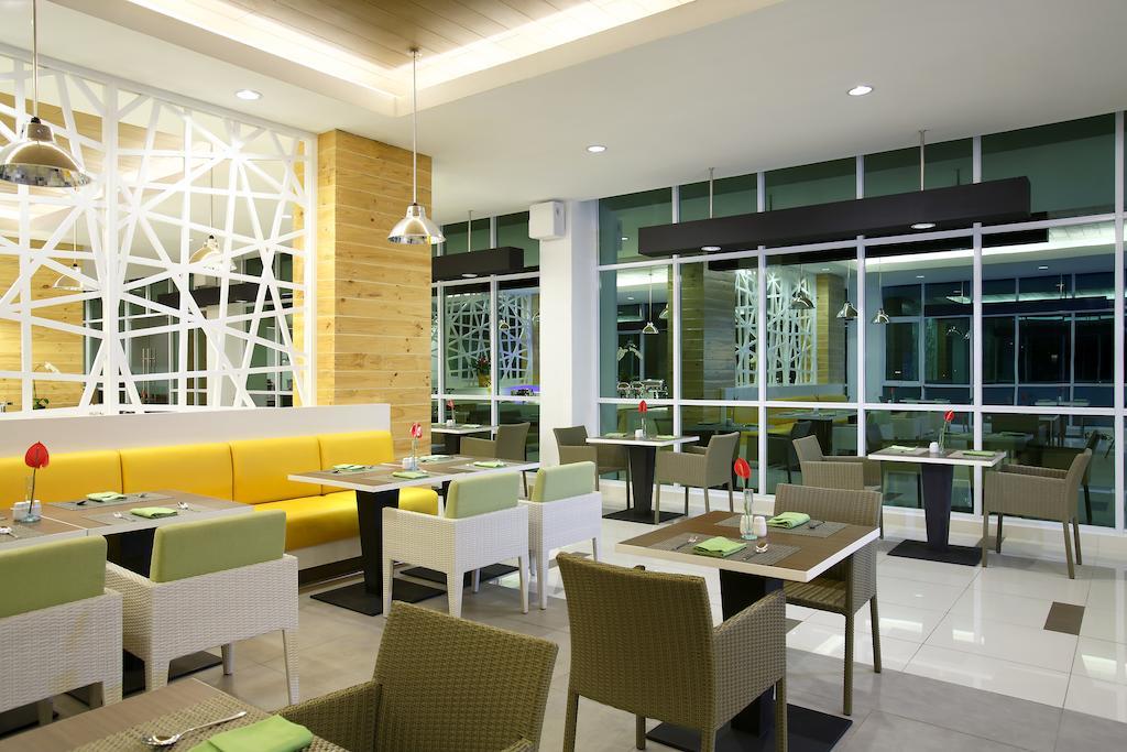 Hotel Santika Cikarang Exterior foto
