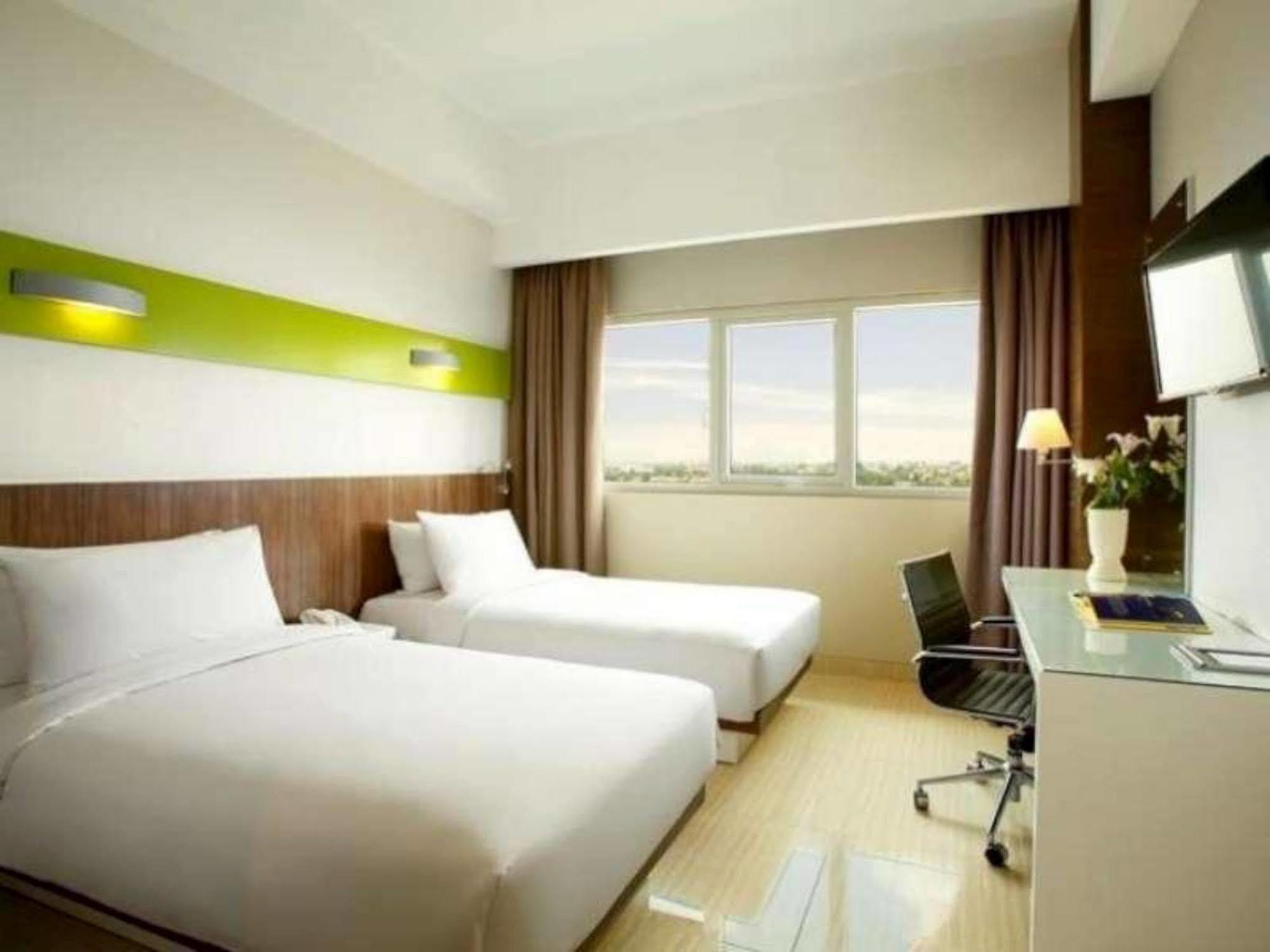 Hotel Santika Cikarang Exterior foto