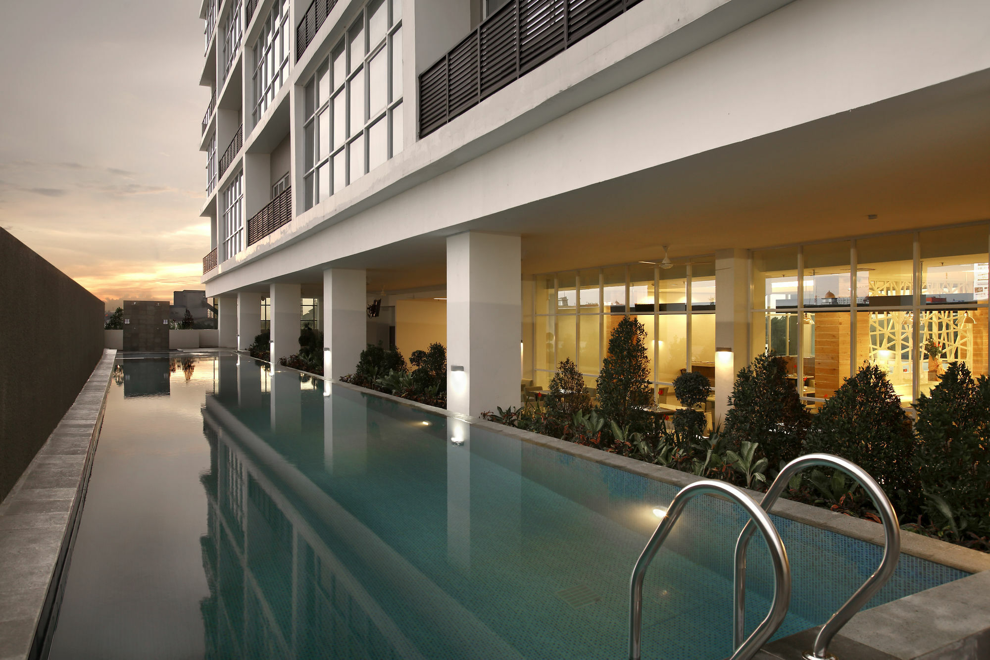 Hotel Santika Cikarang Exterior foto