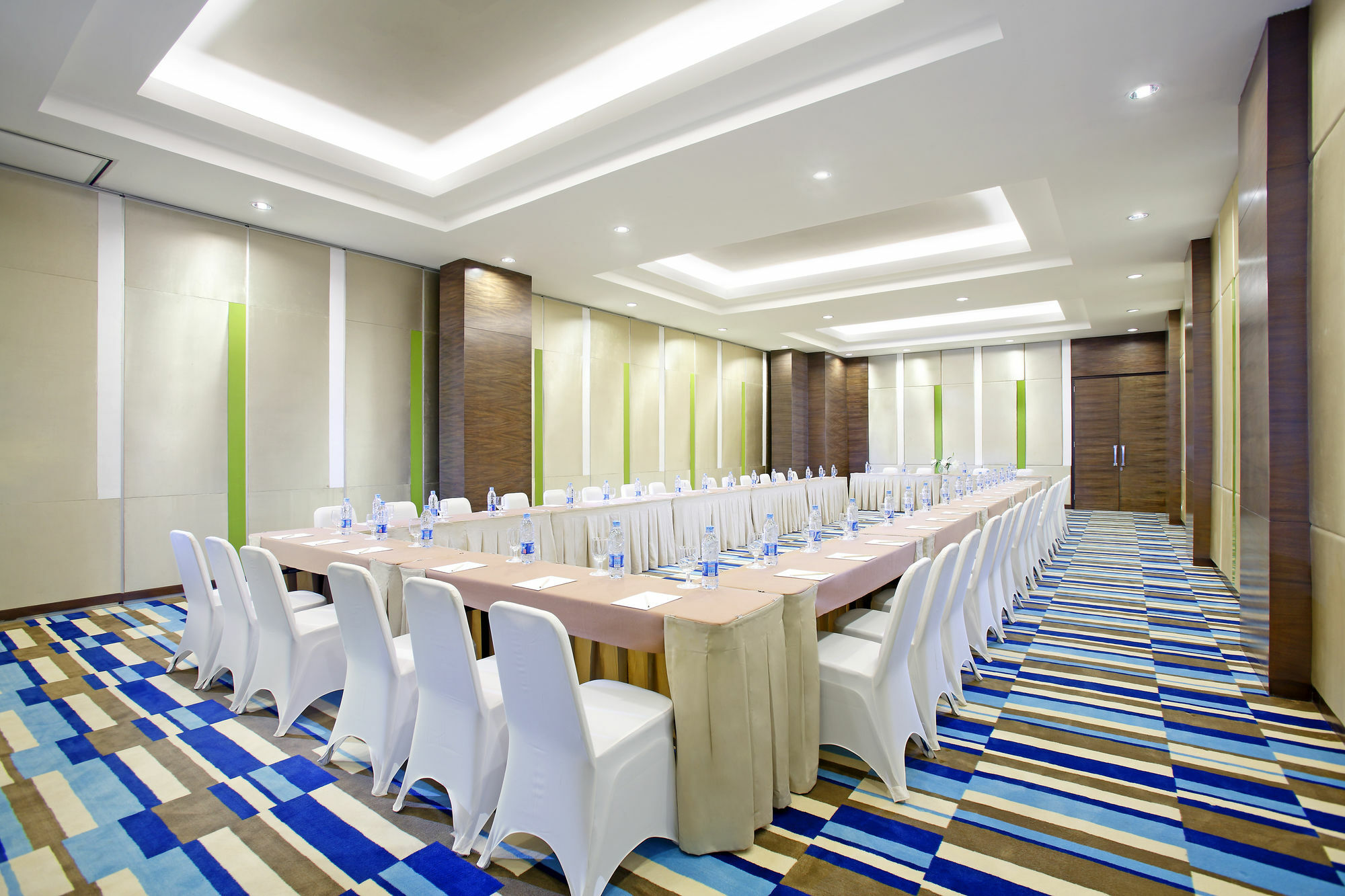 Hotel Santika Cikarang Exterior foto